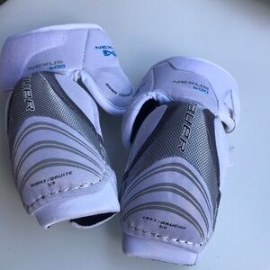 Bauer Nexus 600 Kids Silver and White Hockey elbow pads. SZ Jr S